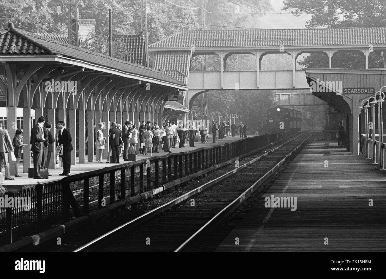 Les navetteurs de chemin de fer Penn Central attendent à Scarsdale, New York, vers 1975. Banque D'Images