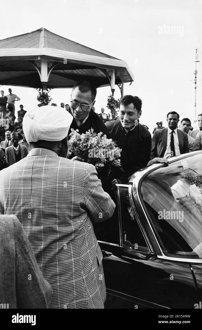 Le Dalaï Lama (né le 6 juillet 1935) reçoit un bouquet de fleurs à son arrivée à Mussoorie, en Inde, le 19 avril 1959.Le Dalaï Lama a fui le Tibet au début du soulèvement tibétain de 1959 et a établi le gouvernement du Tibet en exil, maintenant l'Administration centrale tibétaine, à Dharamsala, dans le nord de l'Inde. Banque D'Images