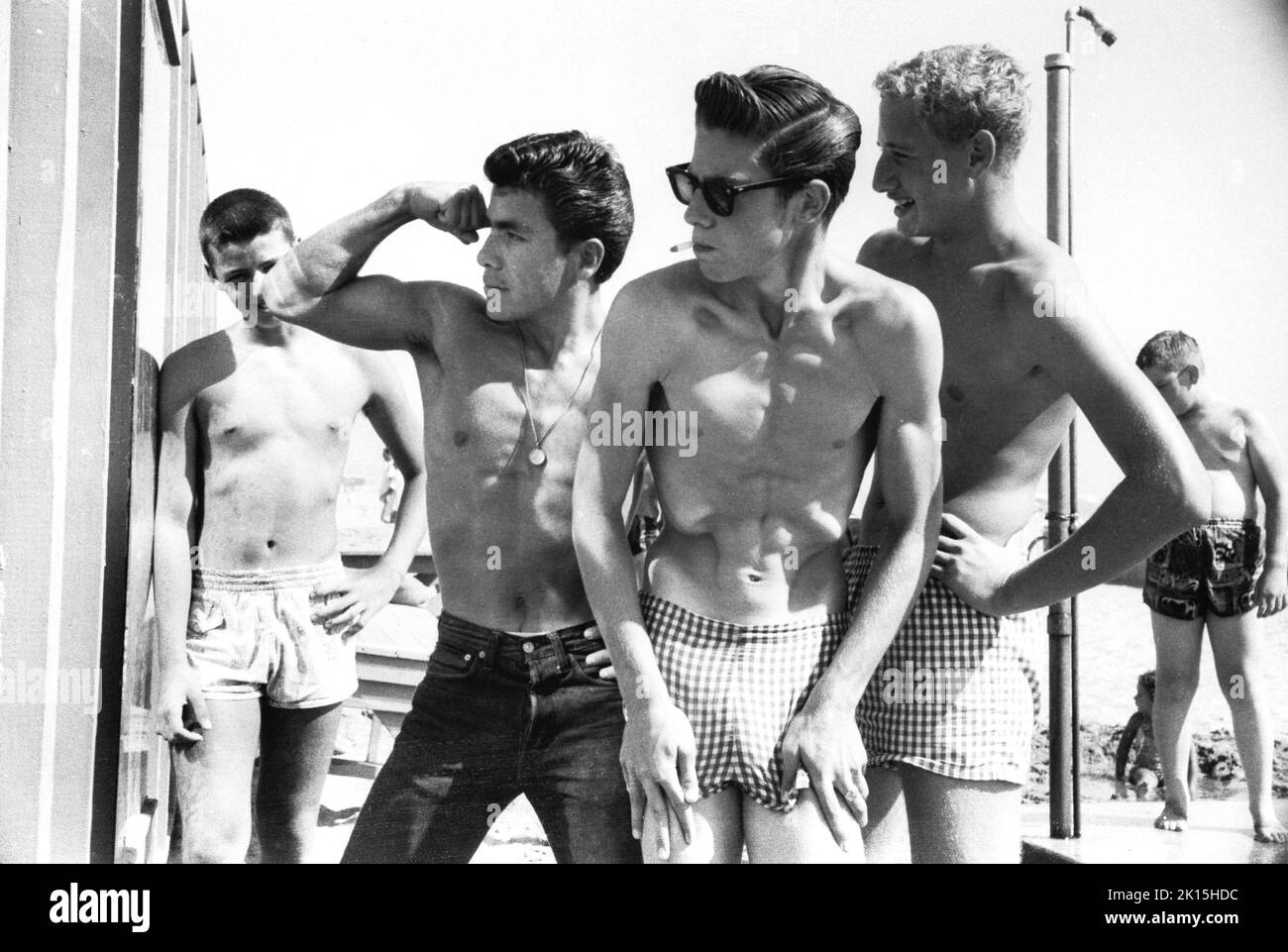 Santa Monica, Californie.Pendant votre séjour à la plage, un groupe de garçons admirent leurs muscles. Banque D'Images