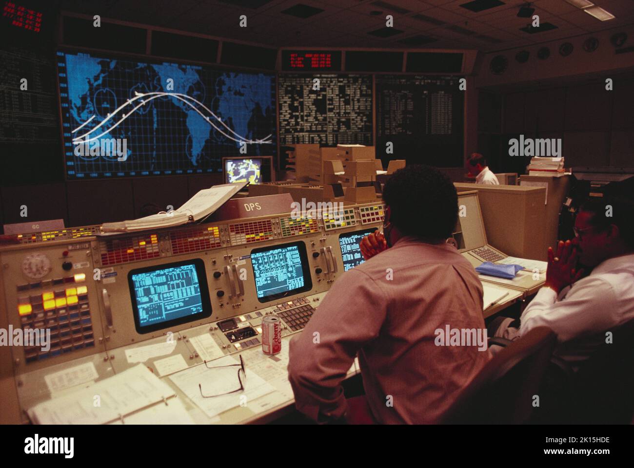 Découvrez la salle de contrôle de la mission de la NASA au Johnson Space Center, également connu par son panneau d'appel, « Houston ».Photographie vers 1989. Banque D'Images