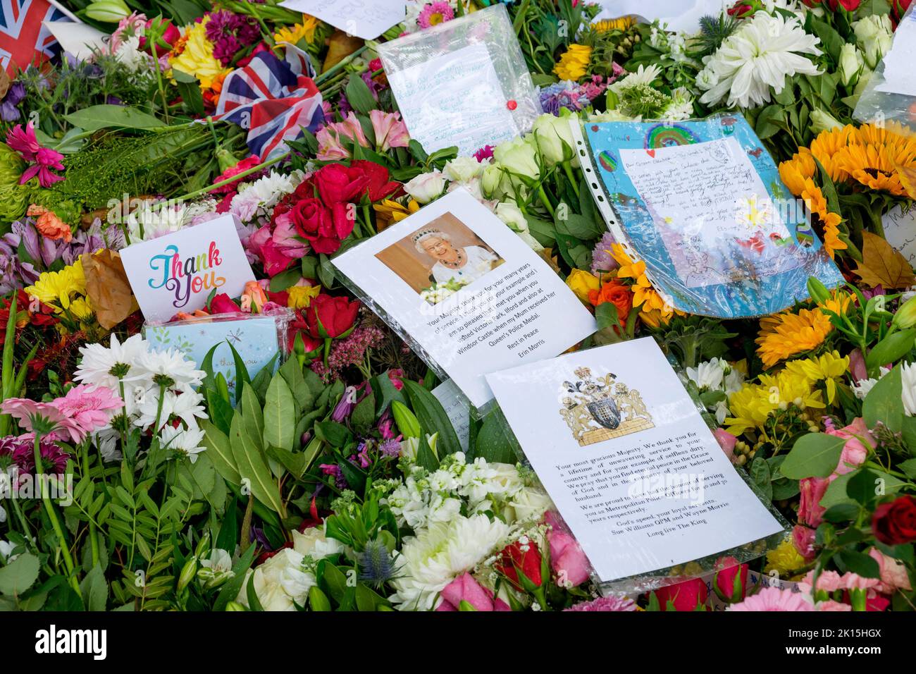 Sa Majesté la reine Elizabeth II hommages floraux funéraires - les hommages floraux et les cartes écrites à la main laissées par le public sont illustrés à Green Park, Londres. Banque D'Images