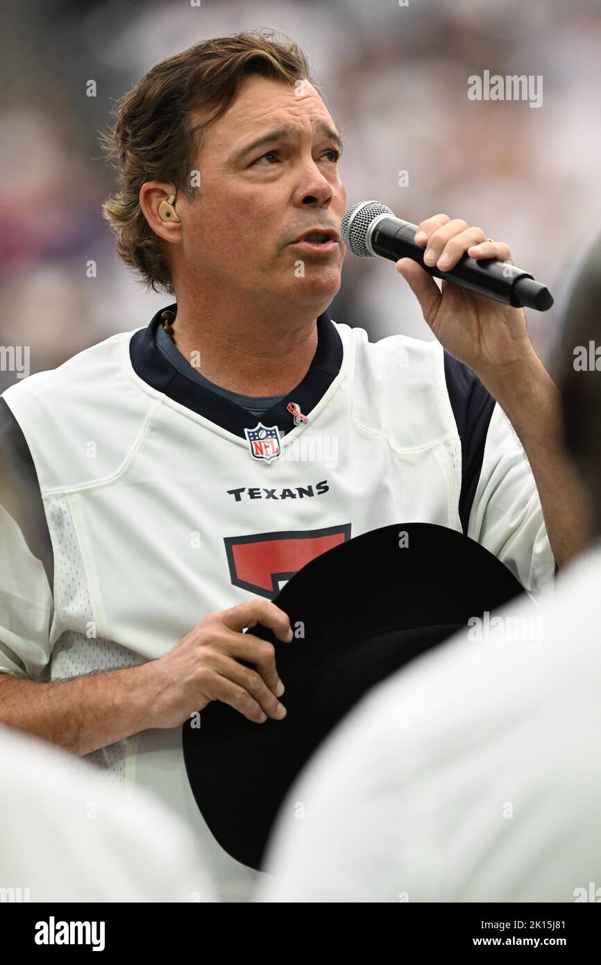 Clay Walker, artiste d'enregistrement multi-platine, chante l'hymne national avant le match de football de la NFL entre les Indianapolis Colts et le Houston Texa Banque D'Images