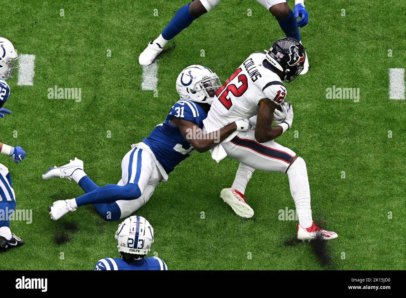 Le grand receveur de Houston Texans Nico Collins (12) prend un pass avec la sécurité d'Indianapolis Colts Brandon Facyson (31) défendant pendant le deuxième trimestre Banque D'Images