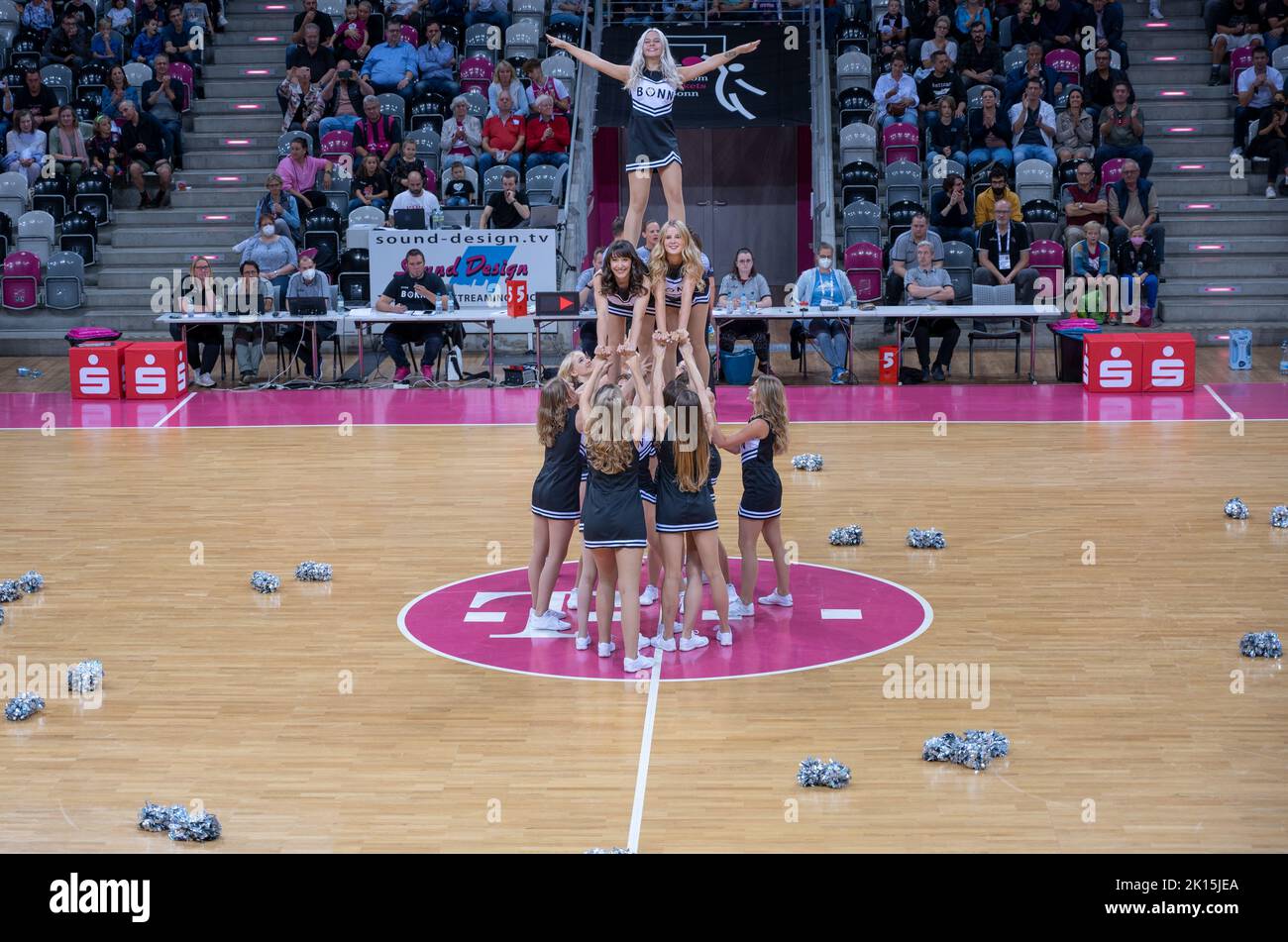 Die cheerleader der Telekom paniers Bonn. DAS Danceteam der Telekom paniers Bonn Banque D'Images