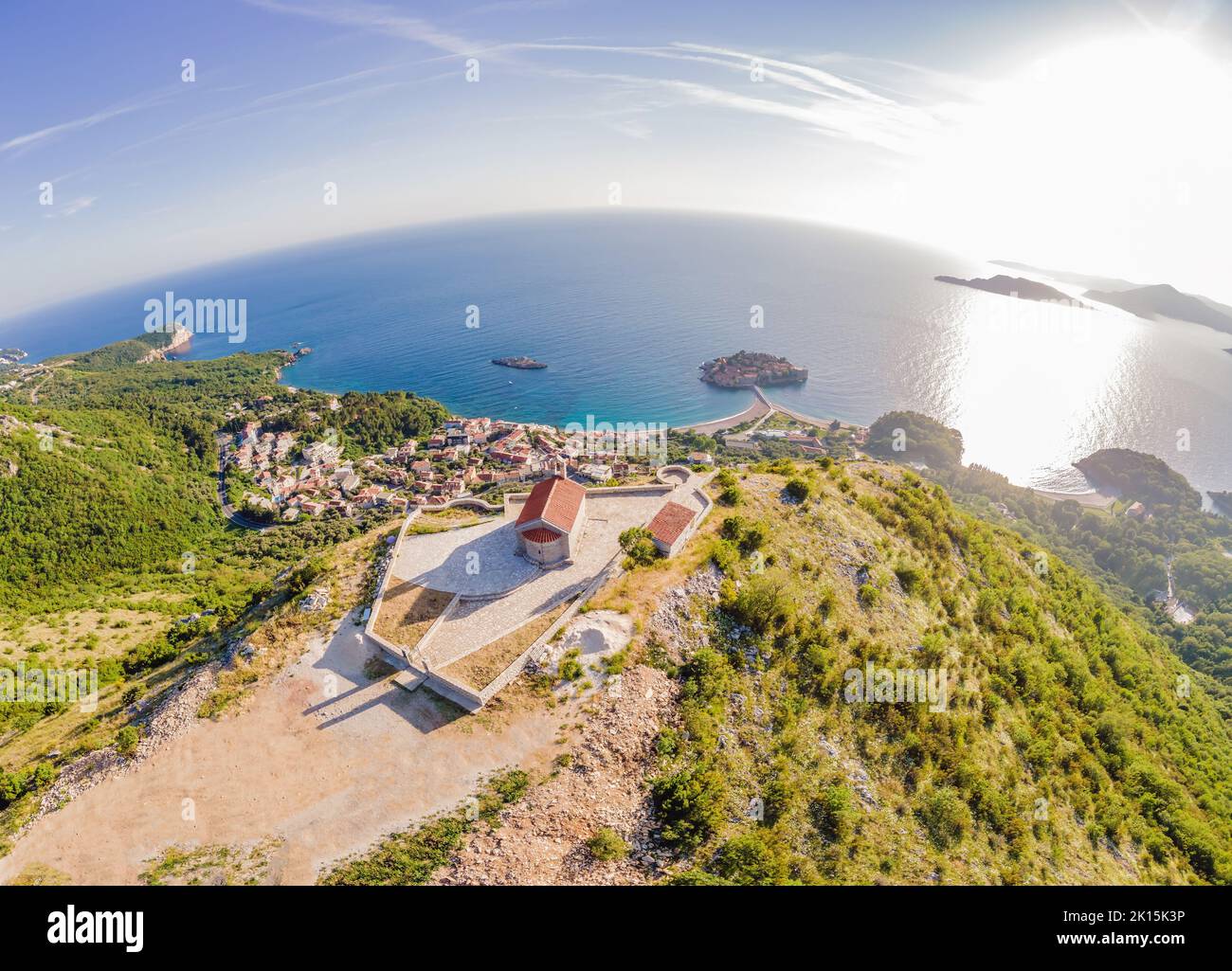 L'église Saint-Sava au Monténégro, près de l'île de Sveti Stefan près de Budwa. Vue de drone. Lieu: eglise Saint-Sava, Monténégro, Balkans, Adriatique Banque D'Images