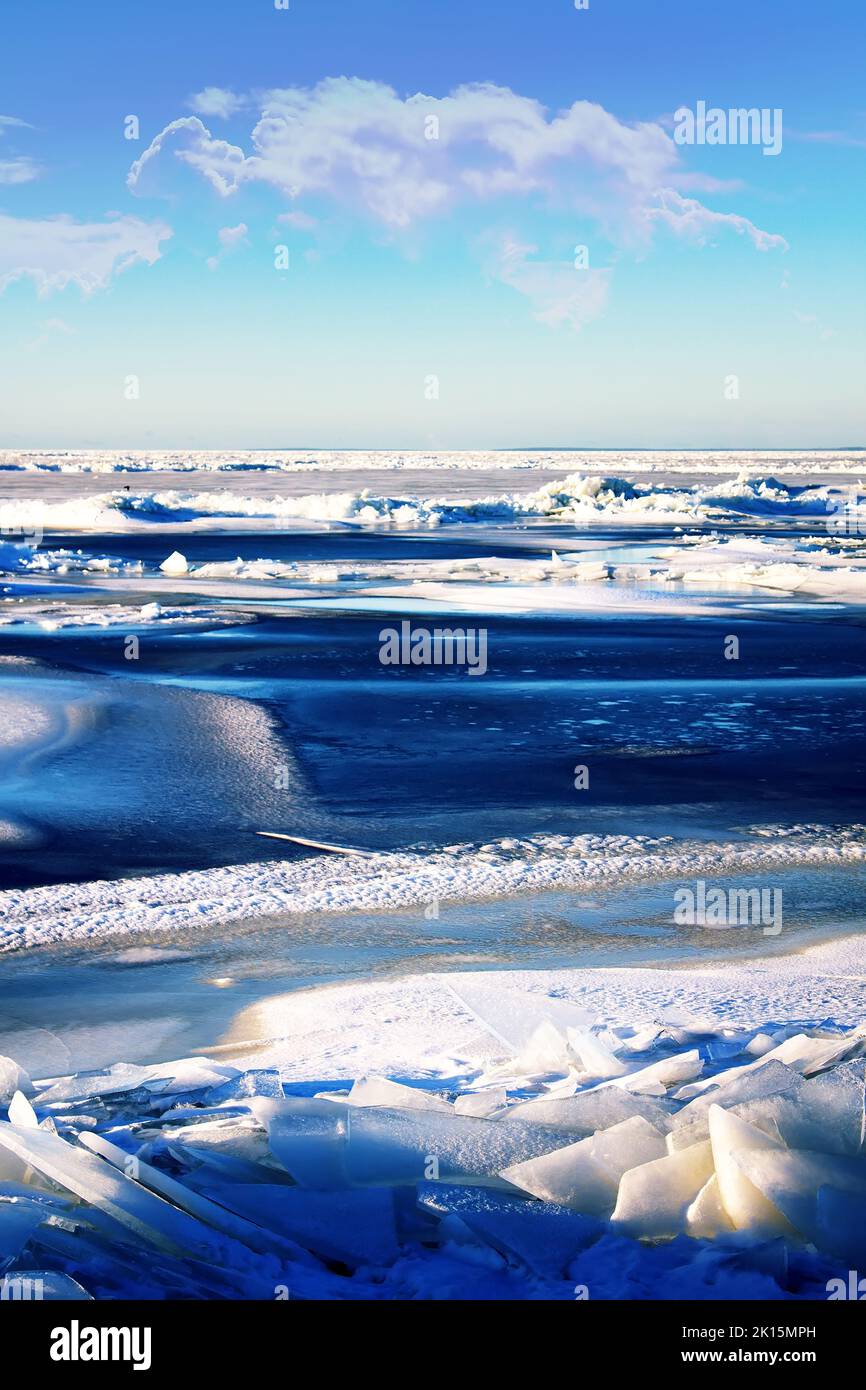 Glaciologie. Formation de bosses à partir de jeunes glaces (glace nouvellement formée, nilas) Banque D'Images