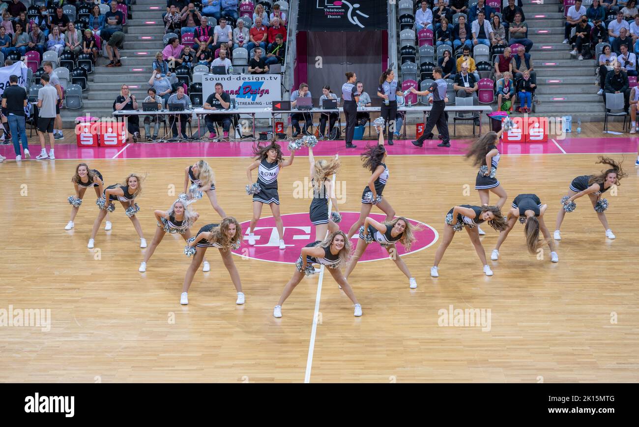 Die cheerleader der Telekom paniers Bonn. DAS Danceteam der Telekom paniers Bonn Banque D'Images