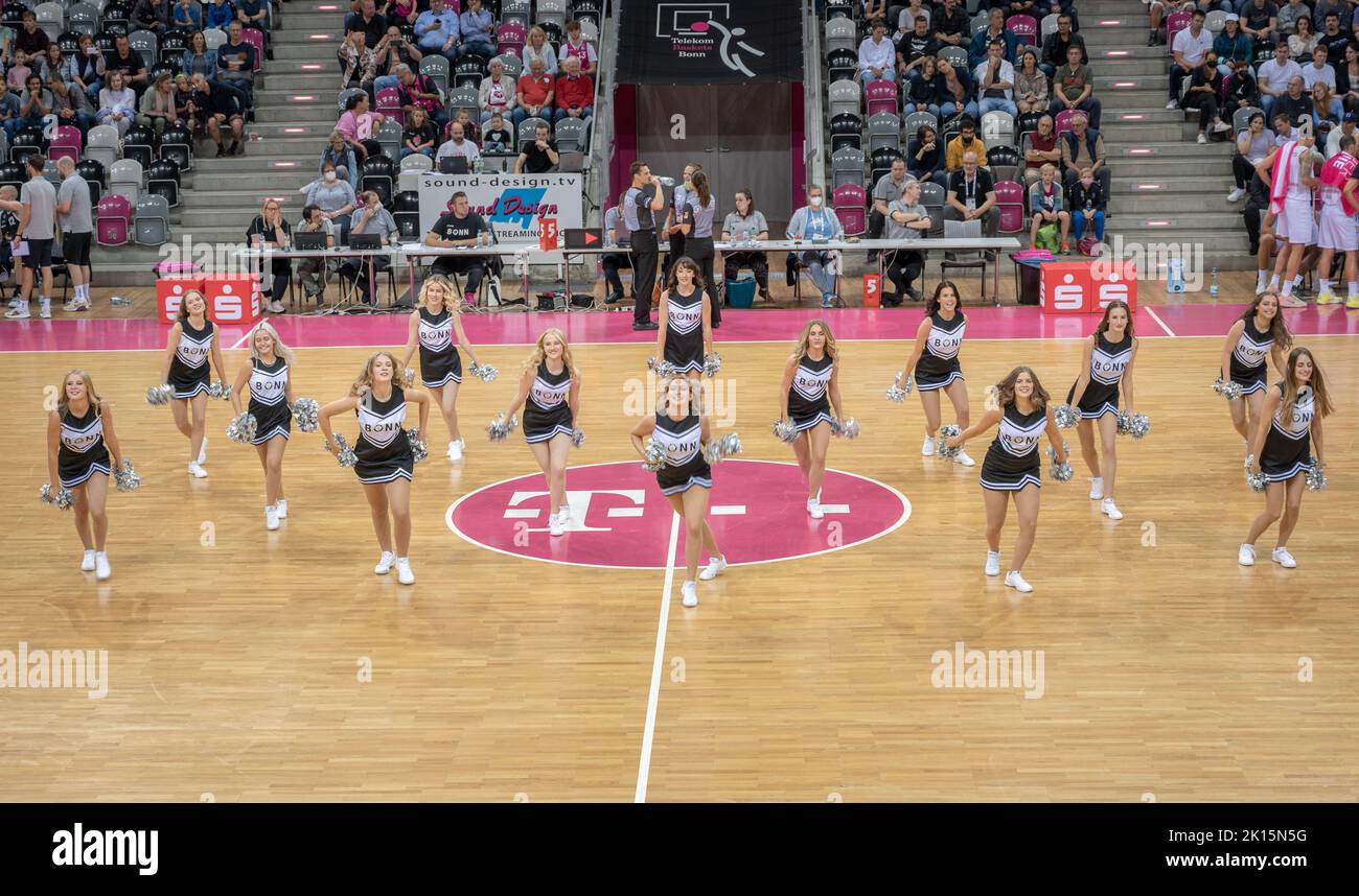 Die cheerleader der Telekom paniers Bonn. DAS Danceteam der Telekom paniers Bonn Banque D'Images