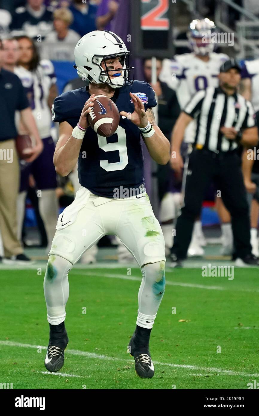Penn State Quarterback Trace McSorely en action pendant un jeu de bol NCAA. Banque D'Images