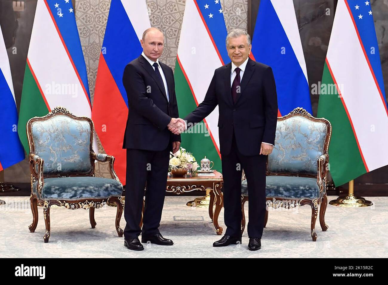 Samarkand, Ouzbékistan. 15th septembre 2022. Le président russe Vladimir Poutine (L) rencontre le président ouzbek Shavkat Mirziyoyev lors du sommet de l'Organisation de coopération de Shanghai (OCS) à Samarkand, en Ouzbékistan, jeudi, 15 septembre 2022. Photo du Bureau de la Présidence ouzbek/UPI crédit: UPI/Alay Live News Banque D'Images