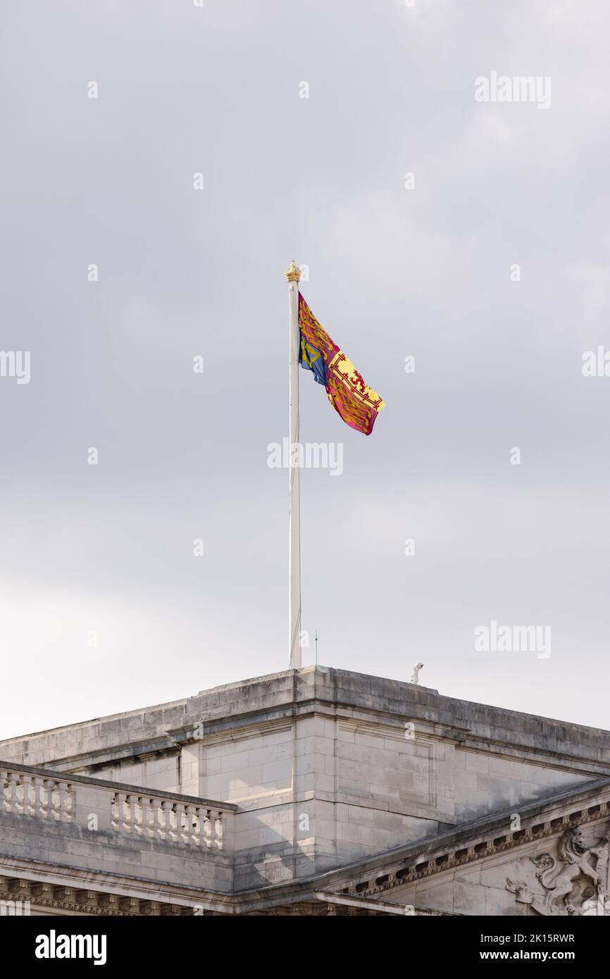 Le drapeau royal standard survolant Buckingham Palace pour le nouveau roi Charles III Banque D'Images