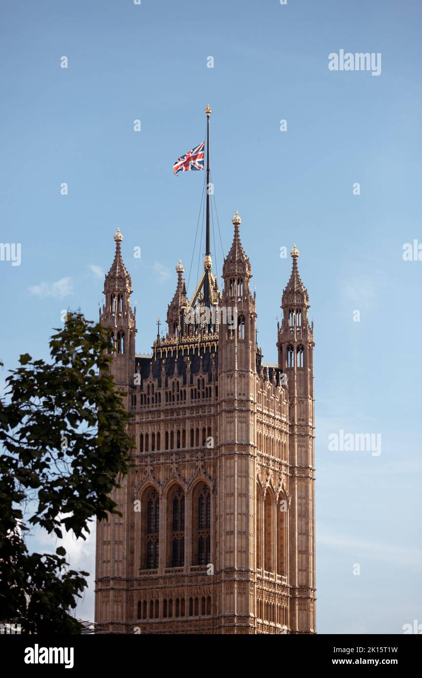 Royaume-Uni drapeau volant en Berne au-dessus des chambres du Parlement, Westminster, Londres pour sa Majesté la reine Elizabeth II, décédée le 8th septembre 2022. Banque D'Images