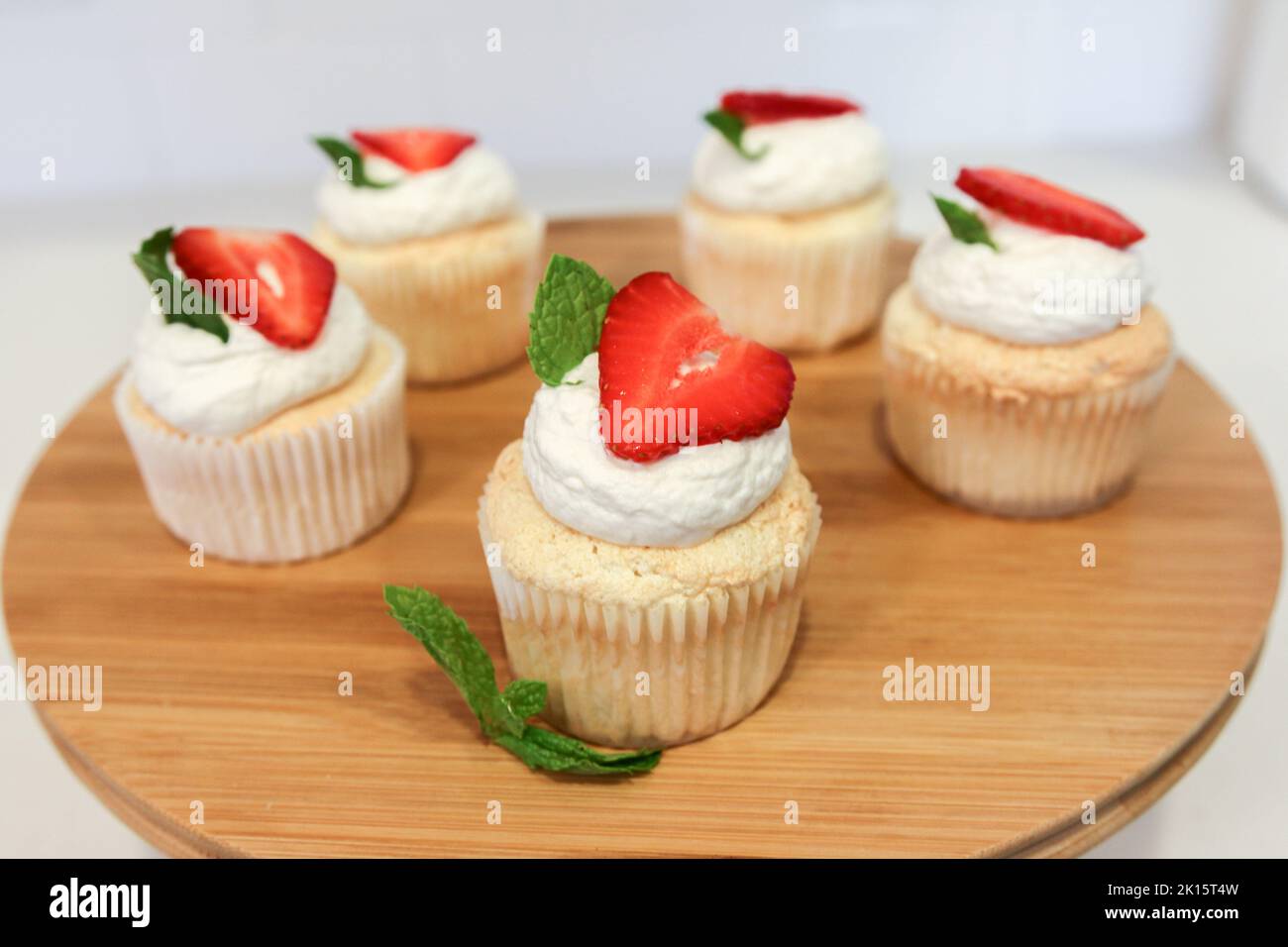 Gâteau Angel Food fait maison avec fraises et menthe Banque D'Images