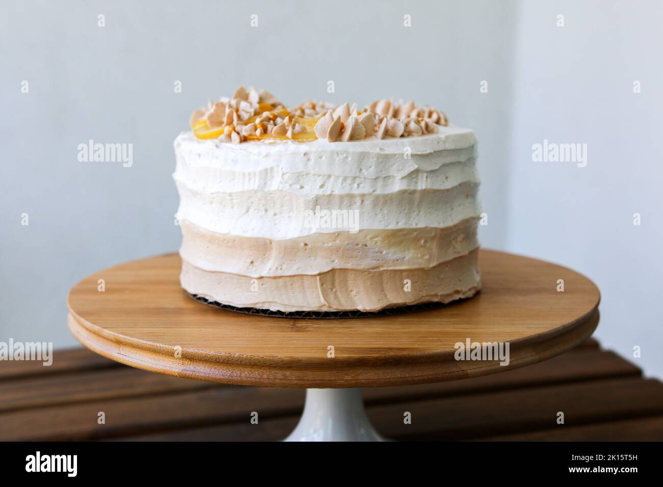 Gâteau multicouche à la crème au beurre passepoilé maison Banque D'Images