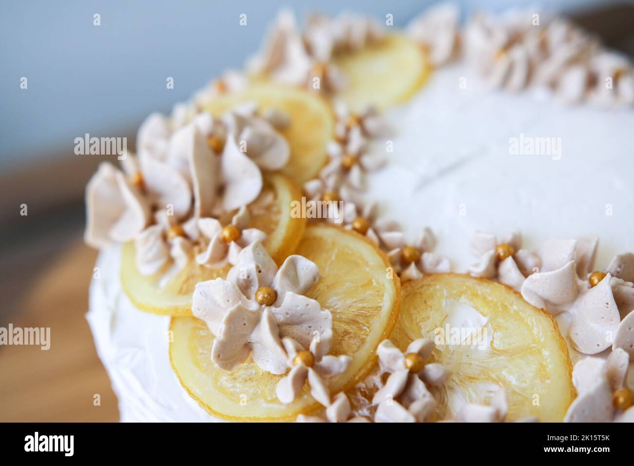 Gâteau multicouche à la crème au beurre passepoilé maison Banque D'Images