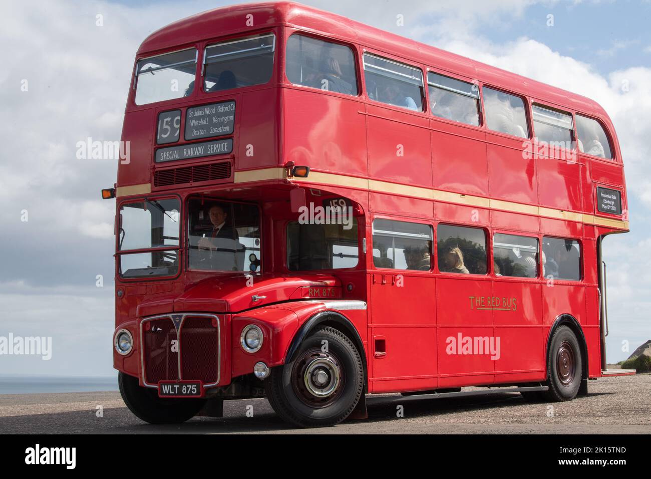 Le bus rouge à Calton Hill, attraction touristique d'Édimbourg Banque D'Images