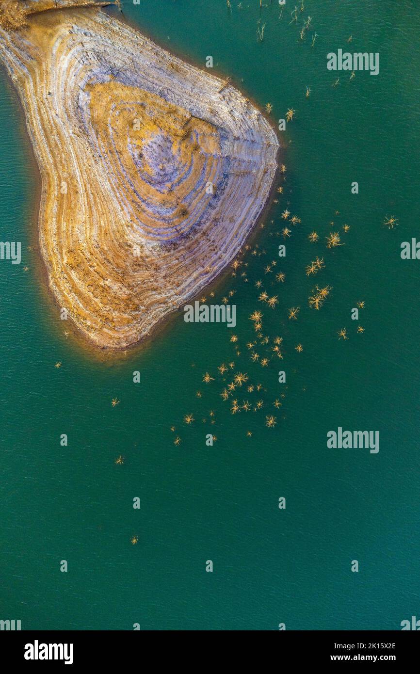 Vue à couper le souffle des formations rocheuses dans l'eau verte claire dans le parc minier situé à Minas de Riotinto dans la province de Huelva Banque D'Images