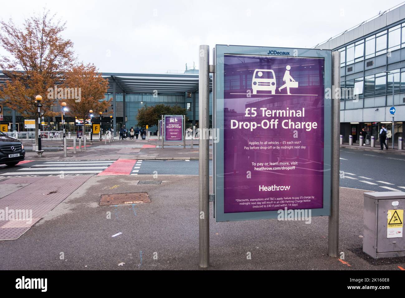 Affiche de frais de dépôt à Heathrow Banque D'Images Affiche de frais de dépôt à Heathrow Banque D'Images