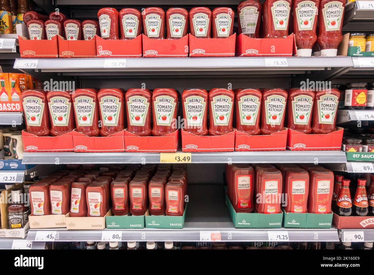 Étagères de supermarché remplies de nourriture de première qualité et propre marque Banque D'Images