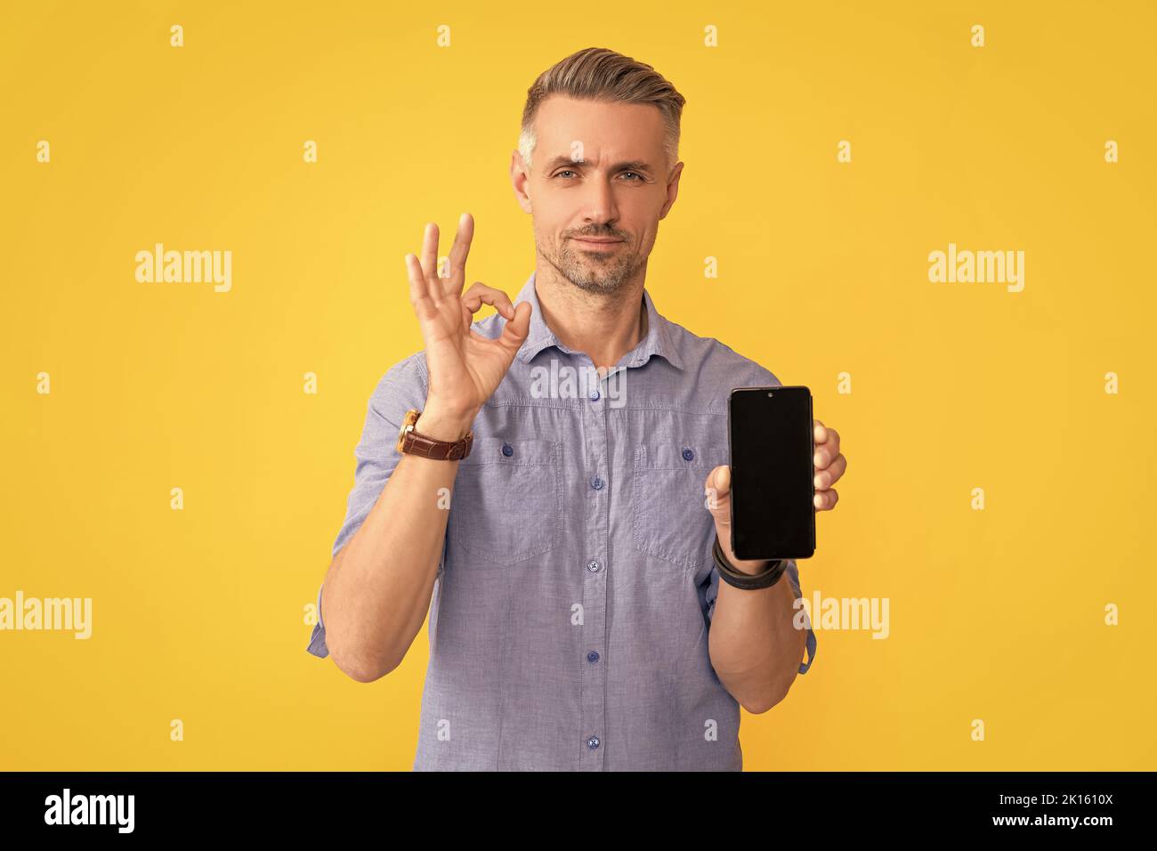 présentation publicitaire. espace de copie. homme présentant l'écran du téléphone. Banque D'Images