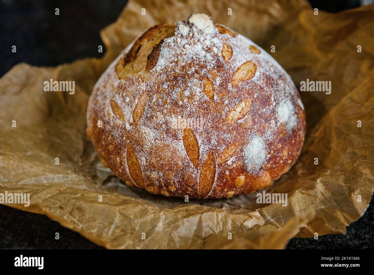 Gros plan d'un beau pain de levain frais sur parchemin Banque D'Images