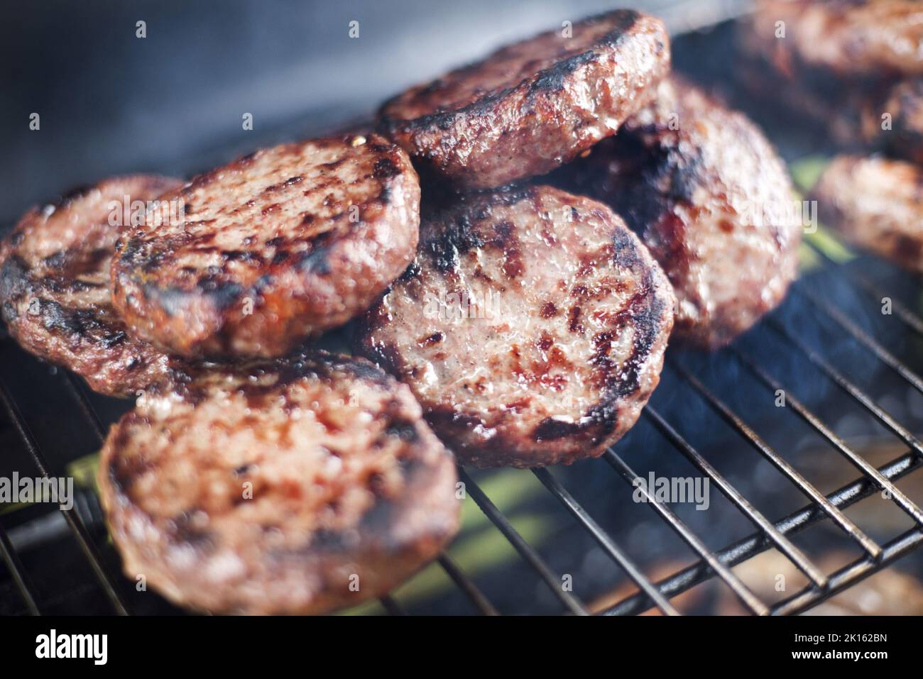 Patties de bœuf grillées sur un barbecue Banque D'Images