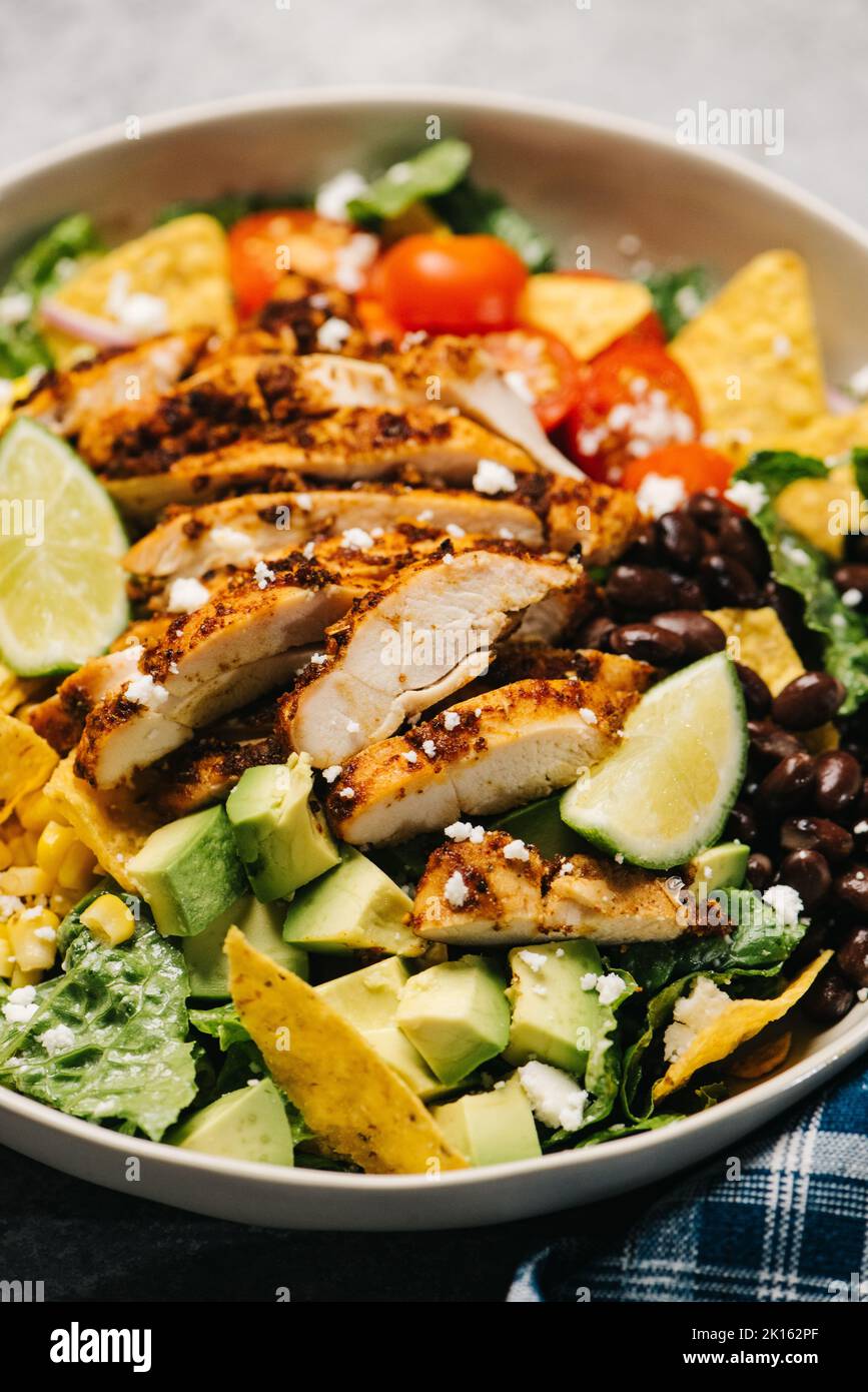 Salade de poulet Taco en gros plan au citron vert Banque D'Images