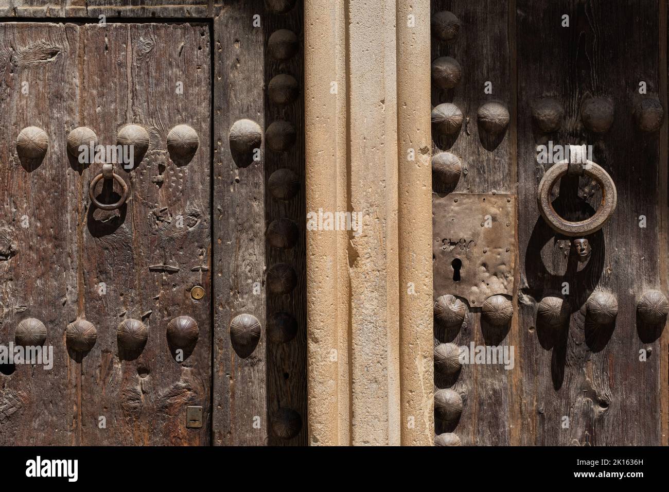 Vue de face de l'entrée principale du monastère de Sant Cugat del Vallès (Espagne), une abbaye bénédictine. Détails des anciennes portes médiévales en bois. Banque D'Images