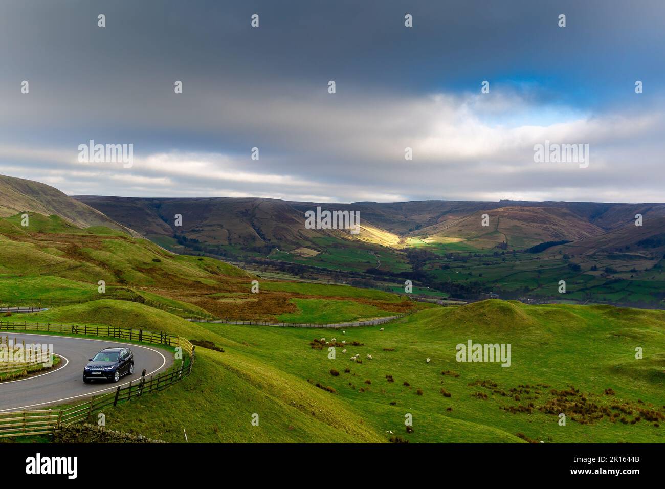 Conduite au-dessus de MAM Tor dans le Peak District Banque D'Images