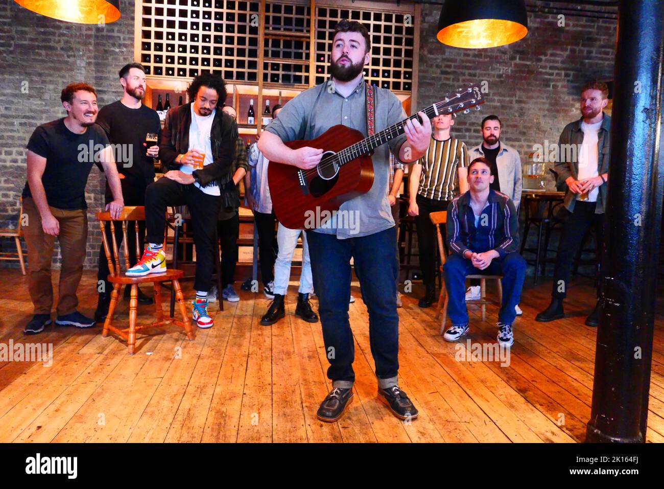 Le Chœur de l'Homme . La diffusion complète a été annoncée pour la scène internationale nommée Olivier sensation DE LA CHORALE DE L'HOMME lorsqu'elle retourne dans le West End, ouverture au Théâtre des Arts le 1 octobre. La société présentera un mélange hautement qualifié d'acteurs, de musiciens et d'instrumentistes, dont certains ont déjà joué dans le spectacle dans des productions à travers le monde, des stars du West End, et des talents à venir et à venir faisant leurs débuts professionnels dans le spectacle. Une célébration édifiante de la communauté et de l'amitié avec quelque chose pour tout le monde. Banque D'Images