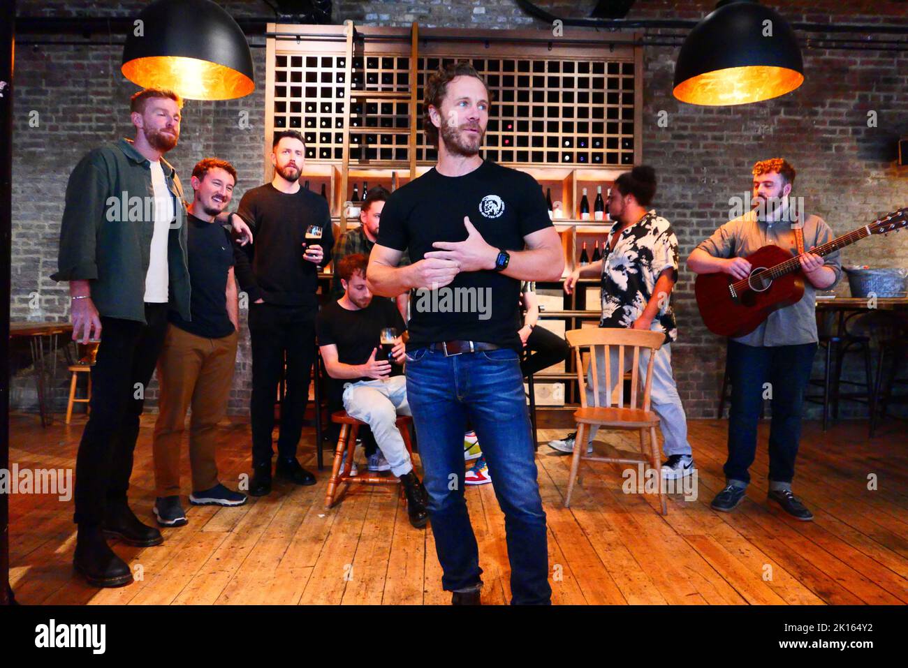 Le Chœur de l'Homme . La diffusion complète a été annoncée pour la scène internationale nommée Olivier sensation DE LA CHORALE DE L'HOMME lorsqu'elle retourne dans le West End, ouverture au Théâtre des Arts le 1 octobre. La société présentera un mélange hautement qualifié d'acteurs, de musiciens et d'instrumentistes, dont certains ont déjà joué dans le spectacle dans des productions à travers le monde, des stars du West End, et des talents à venir et à venir faisant leurs débuts professionnels dans le spectacle. Une célébration édifiante de la communauté et de l'amitié avec quelque chose pour tout le monde. Banque D'Images