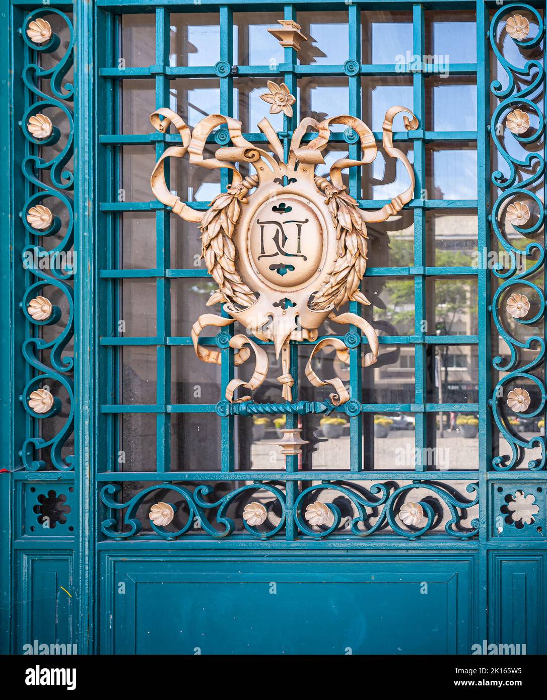 Europe, France, Dunkerque - 9 juillet 2022 : gros plan des armoiries dorées sur la porte d'entrée principale de l'hôtel de ville à cadre métallique azur Banque D'Images