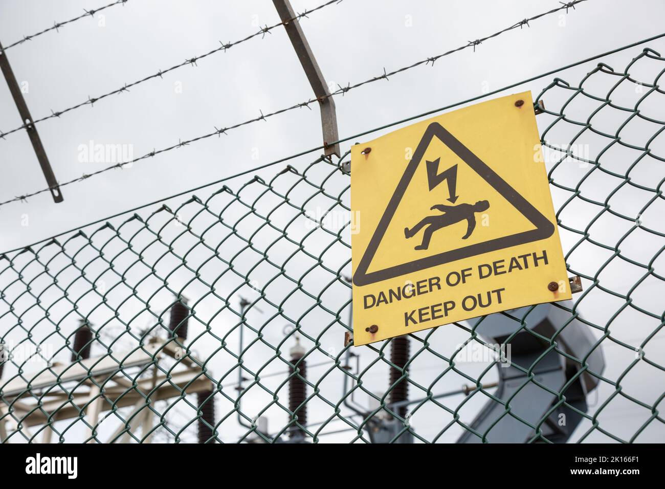 Signe de danger de mort sur une clôture, sous-station d'électricité, Royaume-Uni 2022 Banque D'Images