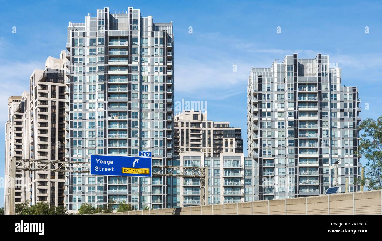 Panneau de la rue Yonge devant les édifices modernes, Toronto, Canada Banque D'Images