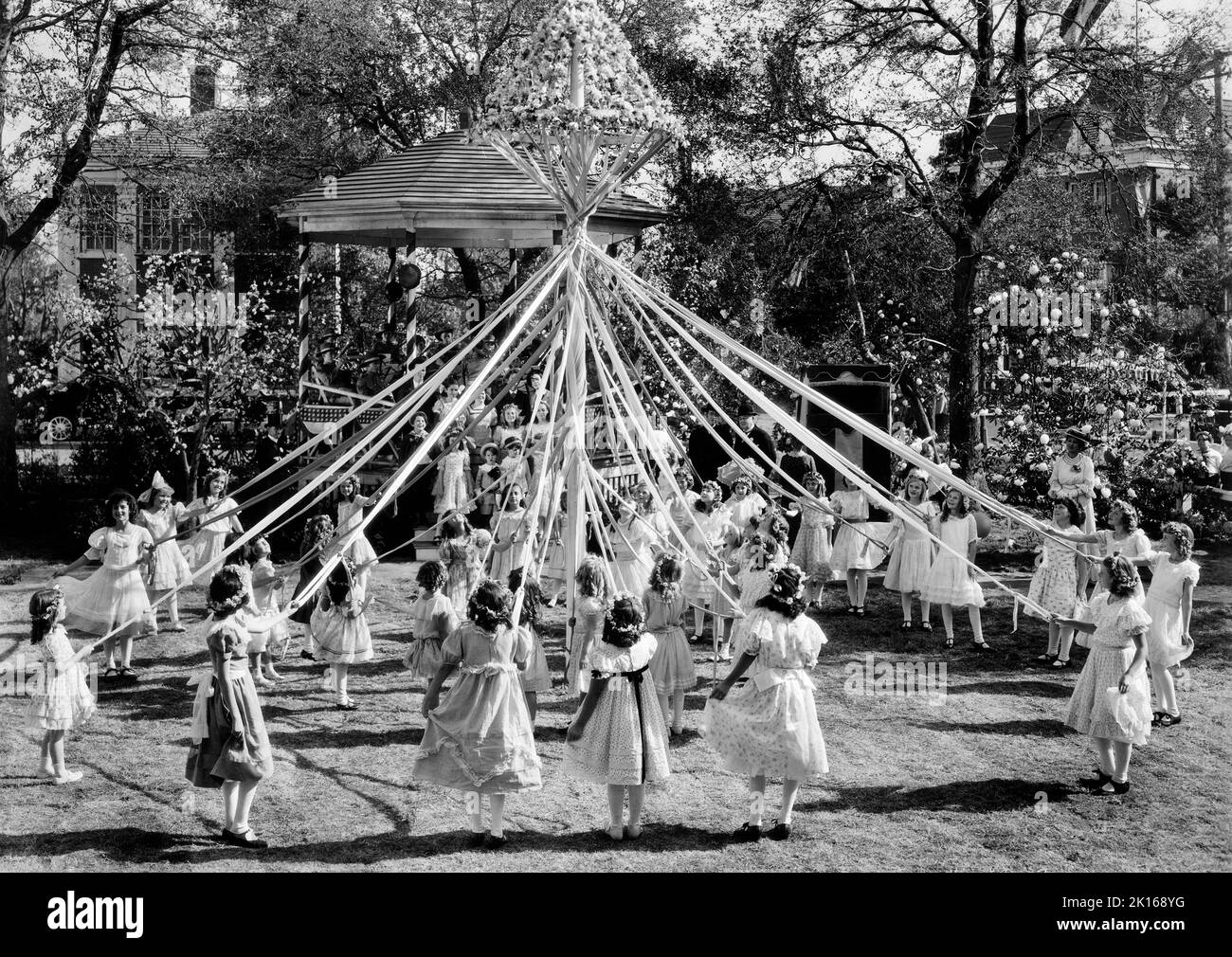 Production de grands ensembles, enfants à Maypole, sur-ensemble du film, 'Maytime', MGM, 1937 Banque D'Images