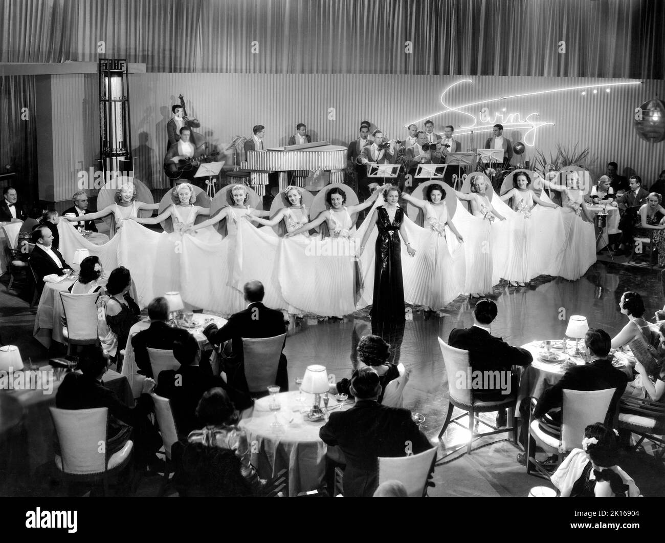 Mady Correll (centre, robe sombre), sur le tournage du film, 'Madonna de nuit', Paramount Pictures, 1937 Banque D'Images