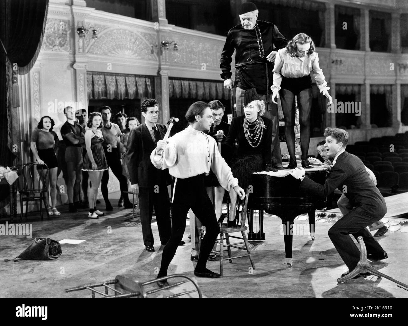 Gloria Dickson (assis sur le piano), Alan Hale (debout sur le piano), Vera Zorina (debout sur le piano), Eddie Albert (à droite), sur le tournage du film, 'On Your Oet', Warner Bros., 1939 Banque D'Images