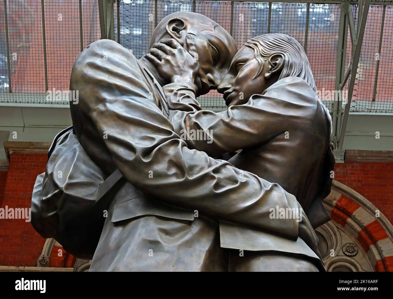 The Meeting place, une statue de l'artiste britannique Paul Day, dans la Grand Terrace, gare internationale de St Pancras, Londres, Angleterre, Royaume-Uni, N1C 4QP Banque D'Images
