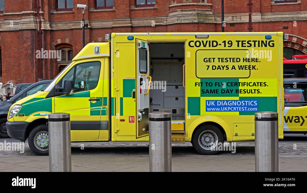 Tests de Covid mobiles commerciaux de UKPCRTEST, à l'extérieur de la gare de Kings Cross, Londres, Angleterre, Royaume-Uni Banque D'Images