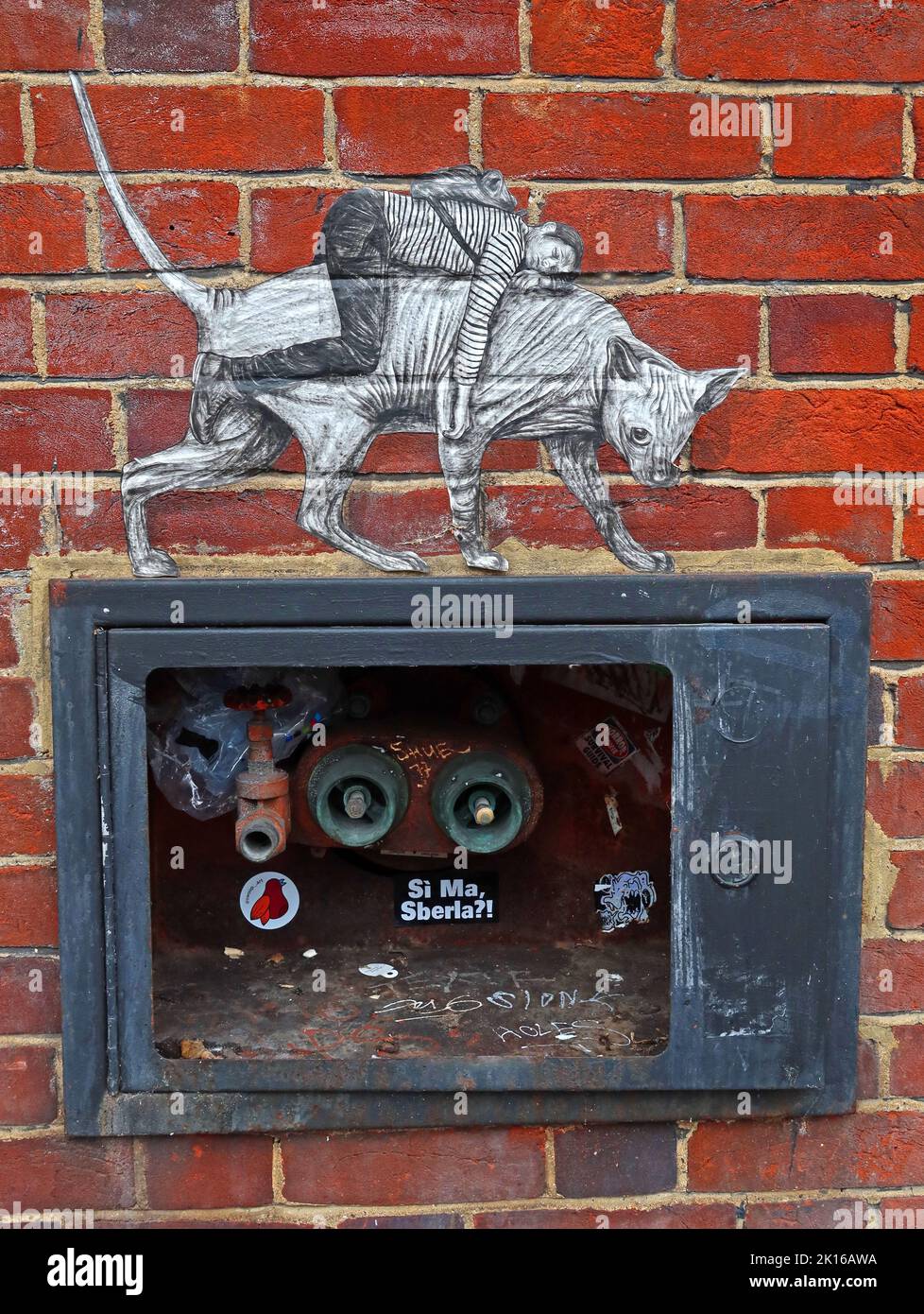 Camden Street art, fille à cheval d'un chien, au-dessus d'une borne incendie entrée à un bâtiment, Buck Street, Camden, North London, Angleterre, ROYAUME-UNI, NW1 Banque D'Images