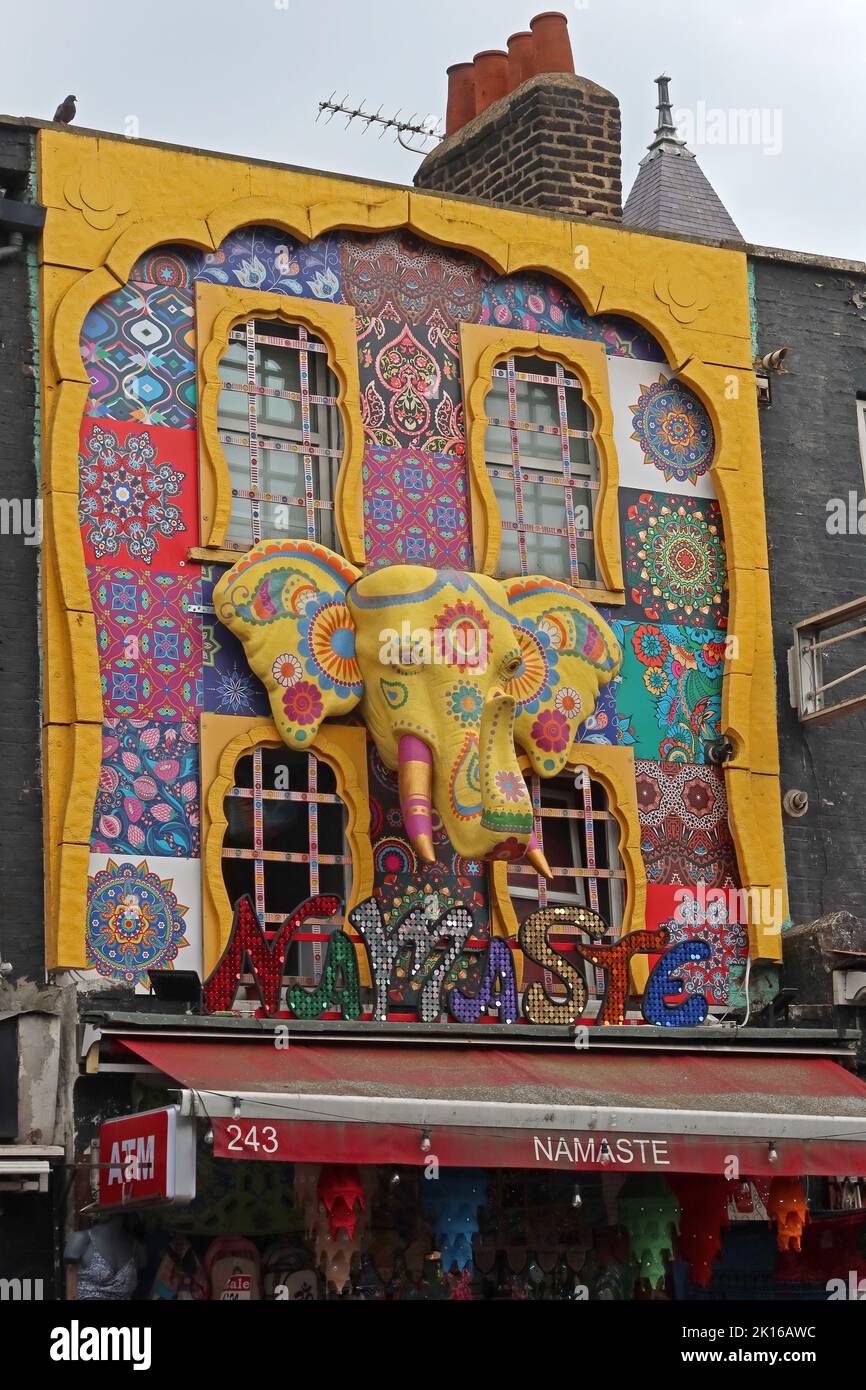 Namaste chic et pré-aimé Fashion 243 Camden High Street, Camden Town, Londres, Angleterre, Royaume-Uni, NW1 8QR Banque D'Images