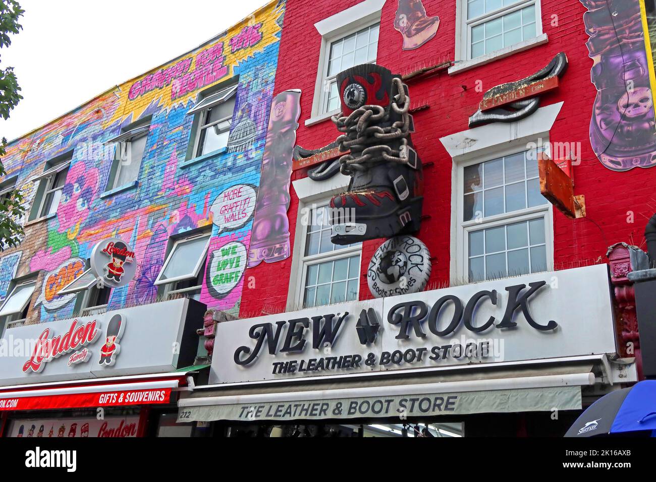 New Rock Boots chic et pré-aimé Fashion 212 Camden High Street, Camden Town, Londres, Angleterre, Royaume-Uni, NW1 8QR Banque D'Images