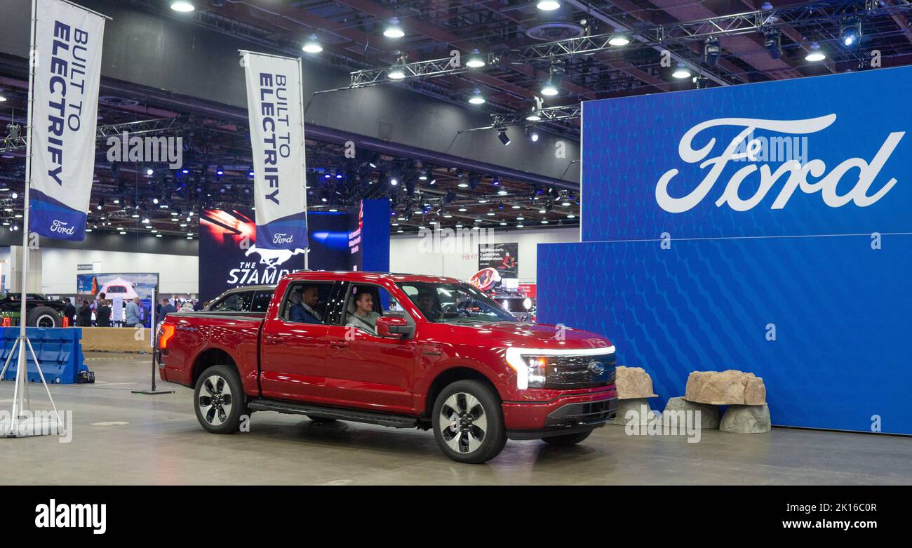 14 août 2022, Detroit, Michigan, États-Unis : les fans de Ford conduisent un camion au salon de l'auto de Detroit 2022 (image de crédit : © Alexis Doty/ZUMA Press Wire) Banque D'Images