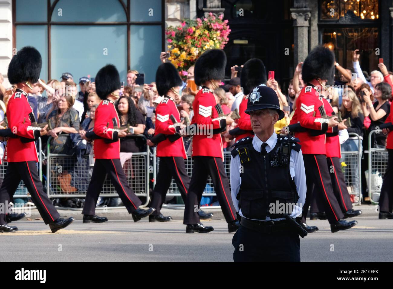 Londres, Royaume-Uni. La procession du cercueil de la Reine atteint Whitehall, en compagnie d'un groupe de marche. Son cercueil sera menti-dans-état pendant quatre jours avant ses funérailles. Banque D'Images