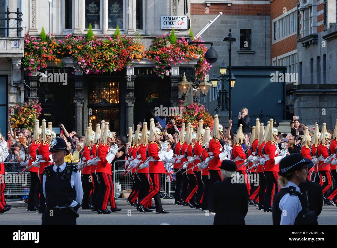 Londres, Royaume-Uni. La procession du cercueil de la Reine atteint Whitehall, en compagnie d'un groupe de marche. Son cercueil sera menti-dans-état pendant quatre jours avant ses funérailles. Banque D'Images