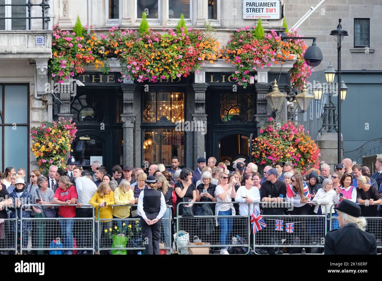 Les amateurs de tourniers bordent le Whitehall à l'extérieur du pub Red Lion et attendent que la procession du cercueil de la reine passe. Banque D'Images
