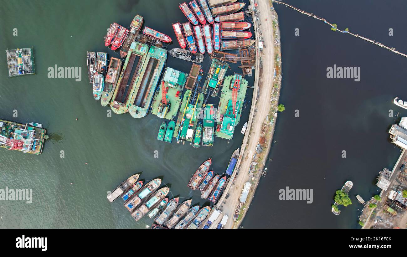 Vue aérienne du paysage urbain de printemps lumineux du port de Pluit. Vue pittoresque sur Jakarta, Indonésie. Magnifique paysage marin de Jakarta. Banque D'Images