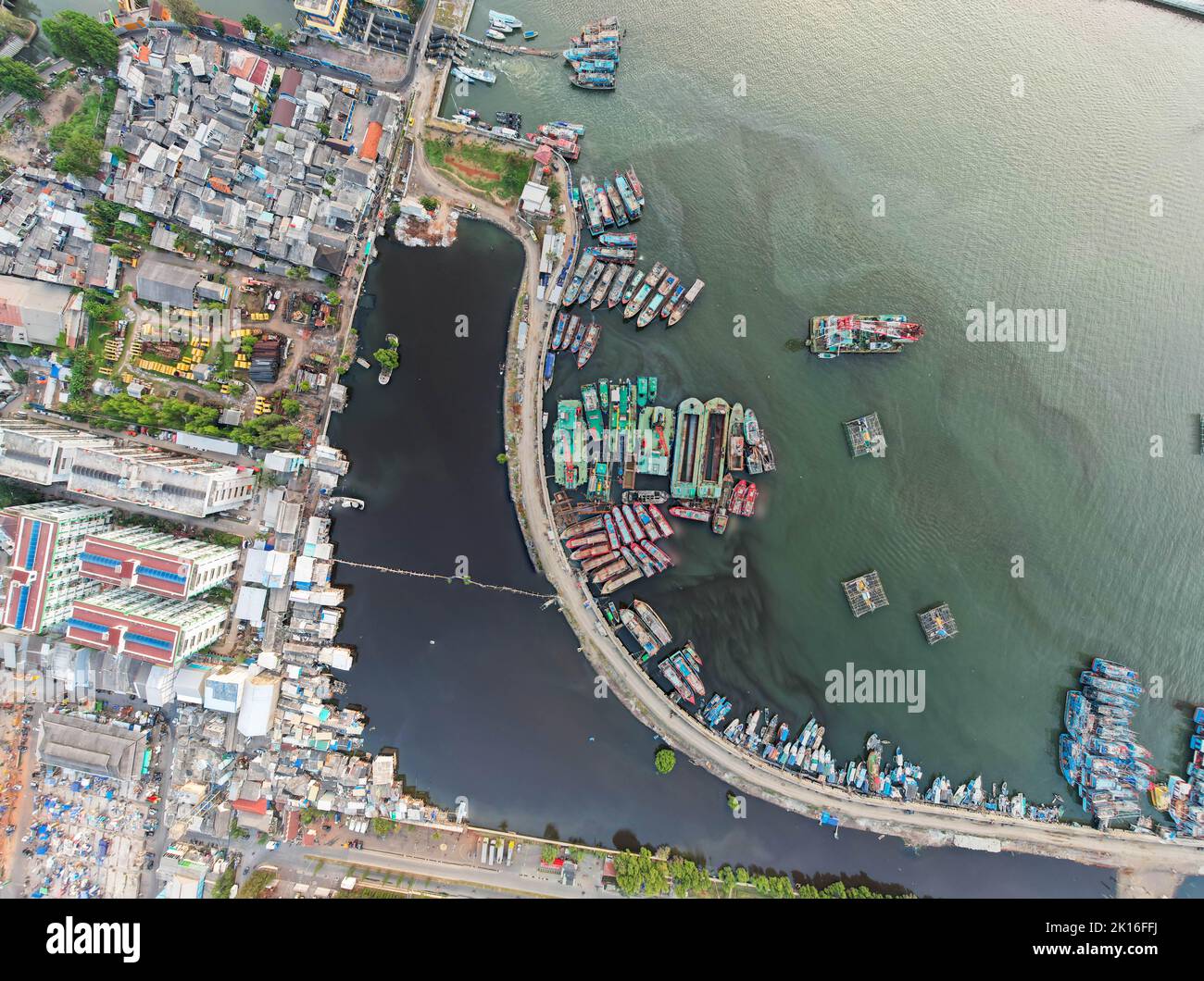 Vue aérienne du paysage urbain de printemps lumineux du port de Pluit. Vue pittoresque sur Jakarta, Indonésie. Magnifique paysage marin de Jakarta. Banque D'Images