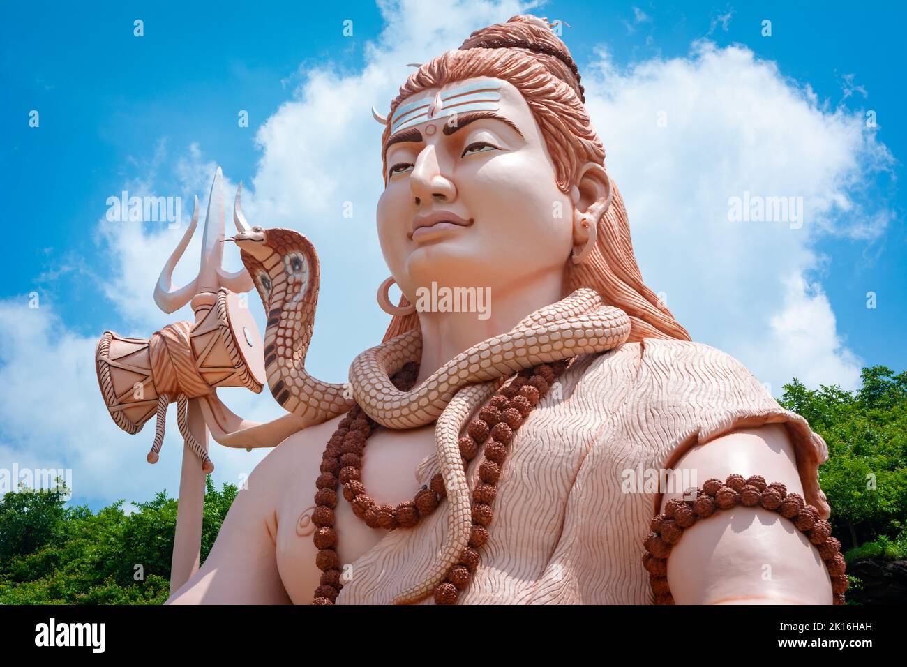 Dieu hindou Shiva sculpture assis dans la méditation. Concept de yoga et de méditation. Banque D'Images