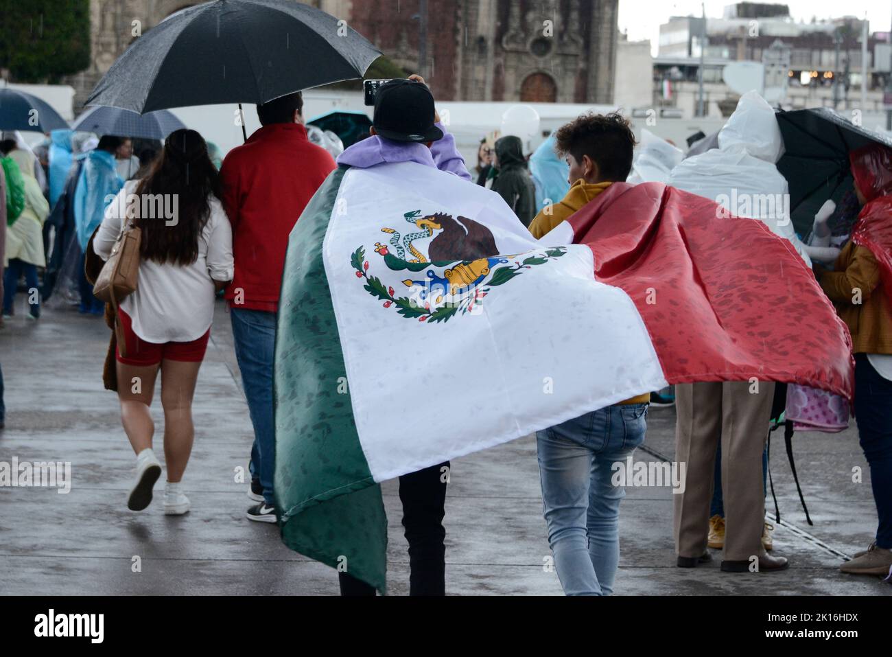 Mexico, Mexique. 15th septembre 2022. Une personne avec le drapeau mexicain se rend au centre-ville de Mexico pour se joindre au cri de l'indépendance dans le cadre des célébrations du 212th anniversaire de la Journée de l'indépendance du Mexique. Sur 15 septembre 2022 à Mexico, Mexique. (Credit image: © Carlos Tischler Eyepix Group/eyepix via ZUMA Press Wire) Credit: ZUMA Press, Inc./Alamy Live News Banque D'Images